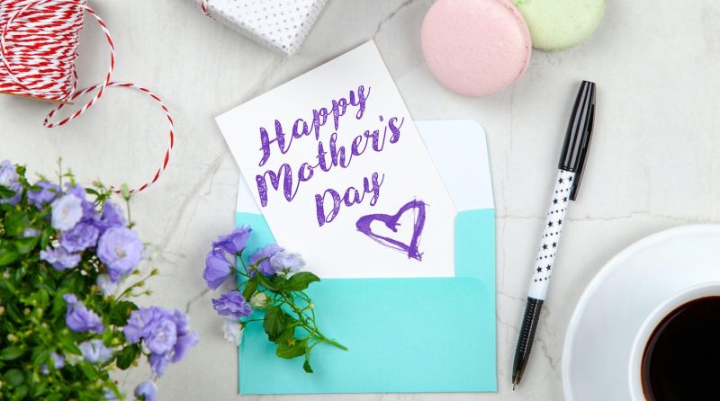 Подарок на День Матери может быть чисто символическим: главное, чтобы в нем чувствовалась ваша любовь и забота.